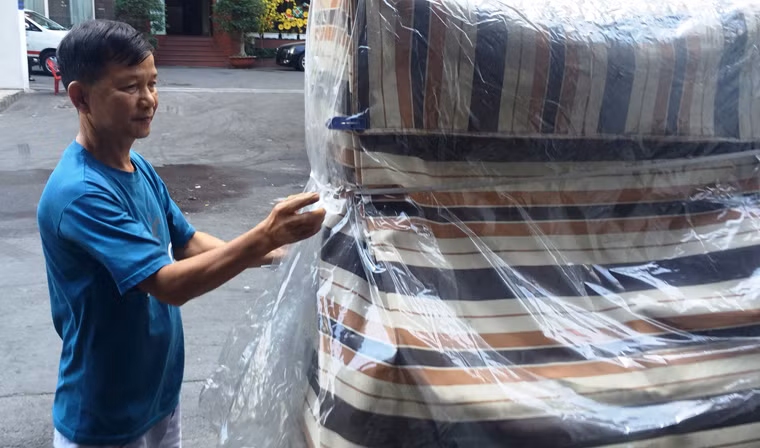 Suốt nhiều ngày qua, bà Ngà không dám ra đường để buôn bán mà giao lại cho chồng là ông Nguyễn Văn Đông.