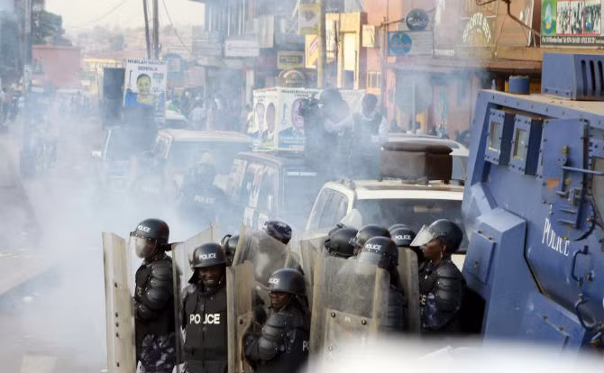 Cảnh sát chống bạo động tìm cách giải tán đám đông biểu tình ủng hộ FDC.