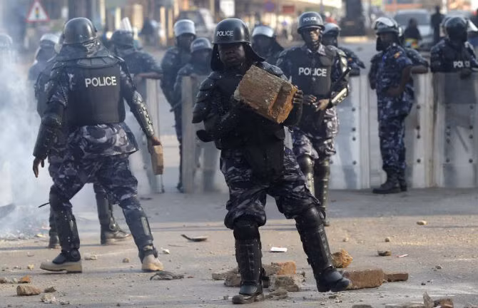 Cảnh sát Uganda dọn chướng ngại vật trên đường.