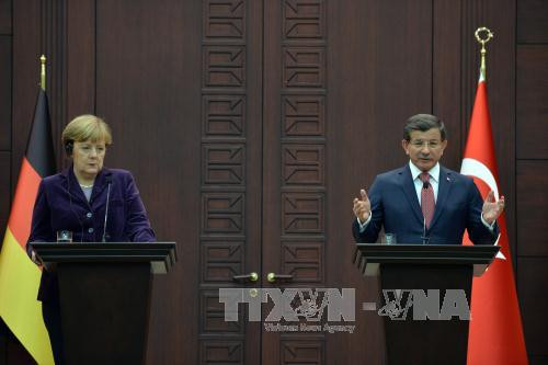 Thủ tướng Thổ Nhĩ Kỳ Ahmet Davutoglu (phải) và Thủ tướng Đức Angela Merkel họp báo sau cuộc gặp ngày 8/2. Ảnh: THX/TTXVN