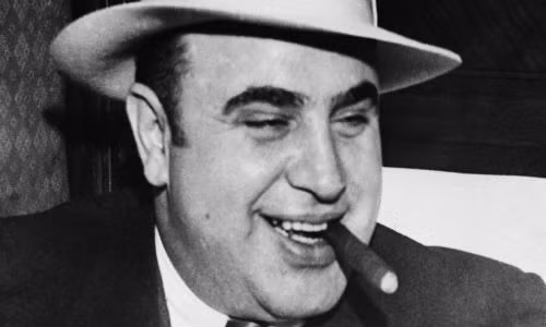 Al Capone là một trong những "bố già" khét tiếng nhất mọi thời đại. Gã gangster người Mỹ này đứng đầu tổ chức tội phạm Chicago Outfit, chuyên buôn lậu rượu cùng các hoạt động bất hợp pháp khác. Al Capone phạm nhiều tội khác nhau, từ buôn bán ma túy, mại dâm hay giết người.