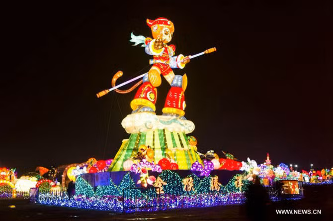 Một chiếc lồng đèn khổng lồ hình con khỉ trong lễ hội đèn lồng ở thành phố Trấn Giang, tỉnh Giang Tô, Trung Quốc.