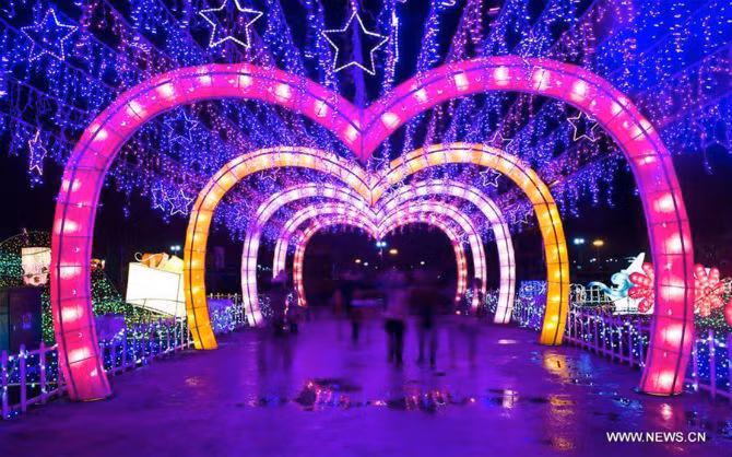 Đường phố Trung Quốc rực rỡ trong những ngày giáp Tết Nguyên đán 2016. Ảnh: Người dân đi bộ trên con đường được trang trí bằng những chiếc đèn lồng trong lễ hội đèn lồng ở thành phố Trấn Giang, tỉnh Giang Tô.