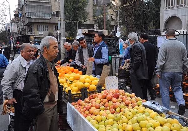 Người dân đến mua trái cây.