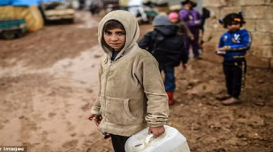 Các cuộc xung đột tại Aleppo gần như đã cắt đứt thành phố này với thế giới bên ngoài. Ảnh: Một bé trai bỏ chạy khỏi thành phố Aleppo cùng gia đình.