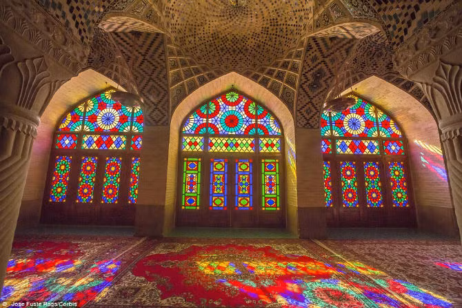 Ngo ngang ve hao nhoang cua Cong hoa Hoi giao Iran-Hinh-2