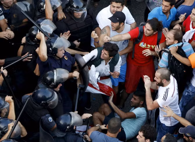 Người biểu tình đụng độ với cảnh sát chống bạo động Lebanon trong cuộc biểu tình chống tham nhũng và các vấn đề rác thải gần dinh tổng thống ở Beirut ngày 22/2/2015.