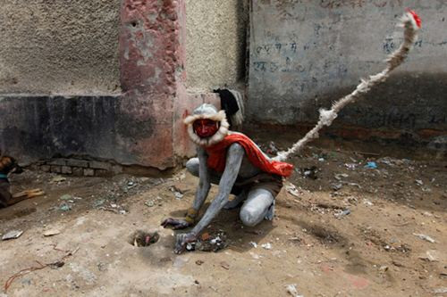 Câu chuyện về "người khỉ" ở Ấn Độ cũng khiến giới khoa học đau đầu. Năm 2001, người ta xôn xao về sự xuất hiện của một loài vật giống khỉ ở Delhi. Một số người kể rằng loài vật này cao hơn 1m, đội chiếc mũ kim loại và có bộ móng bằng kim loại, song có người quả quyết “người khỉ” cao hơn 2m. Hồi tháng 5/2015, sinh vật này được cho là đã tấn công 15 người.