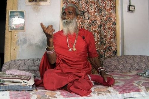 Prahlad Jani, được biết đến là Mataji Sadhu của Ấn Đkhôộ, “nổi tiếng” vì không cần ăn uống vẫn có thể sống khỏe. Jani khẳng định rằng, ông vẫn sống dù không ăn uống từ năm 1940.