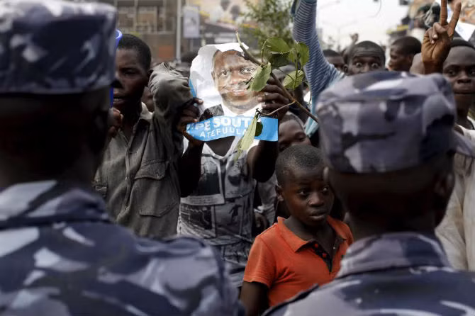 Đám đông người ủng hộ FDC đụng độ với lực lượng an ninh.