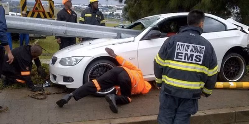 Ngôi sao bóng đá Nam Phi Rooi Mahamutsa thoát chết kì diệu trong vụ tai nạn ô tô kinh hoàng. Chiếc xe BMW 3-Series của Rooi Mahamutsa bị thanh rào chắn xiên dọc nhưng thật thần kỳ, Rooi Mahamutsa lại không hề hấn gì.