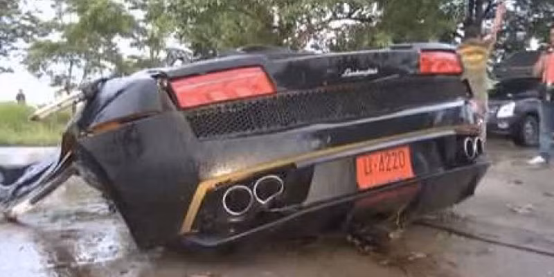 Mặc dù chiếc xe Lamborghini Gallardo bị gãy làm đôi sau vụ tai nạn ở Thái Lan, nhưng chủ phương tiện vẫn bình an vô sự và thậm chí anh này còn gọi điện thoại chỉ vài phút sau khi tai nạn xảy ra.
