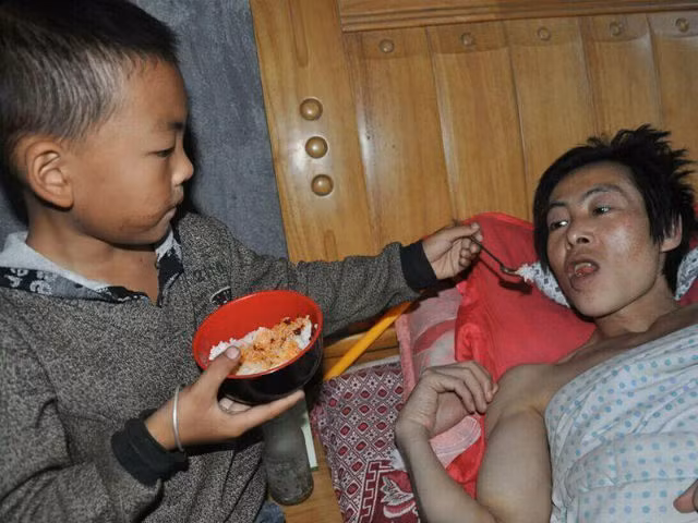 "Cháu không thể sống thiếu bố được", Yanglin chia sẻ. Mong muốn của bé là sẽ kiếm được tiền chữa bệnh cho cha.
