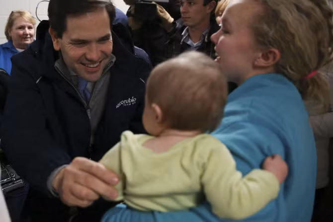 Ứng viên của Đảng Cộng hoà, Thượng nghị sĩ Marco Rubio, tươi cười chào cử tri trong ngày bỏ phiếu ở Bedford, New Hampshire.