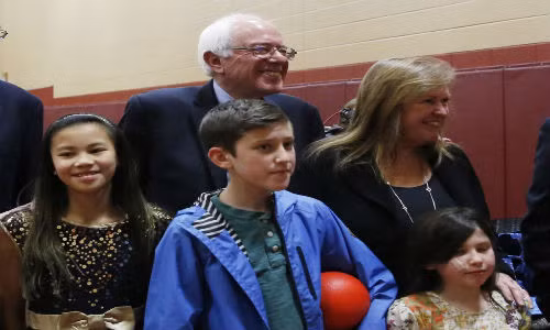 Ứng viên Tổng thống Mỹ của Đảng Dân chủ Bernie Sanders dẫn đầu trong cuộc bỏ phiếu, với 56% số phiếu ủng hộ. Ảnh: Ông Sanders đứng cạnh vợ Bernie Sanders ở Concord, New Hampshire, ngày 9/2.