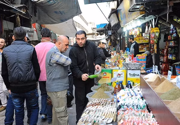 Rất nhiều mặt hàng được bày bán.