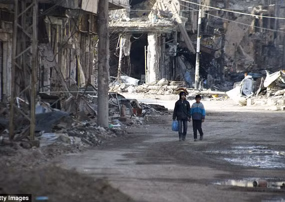 Canh tre nho chet doi dau long tai TP Deir Ezzor, Syria-Hinh-2