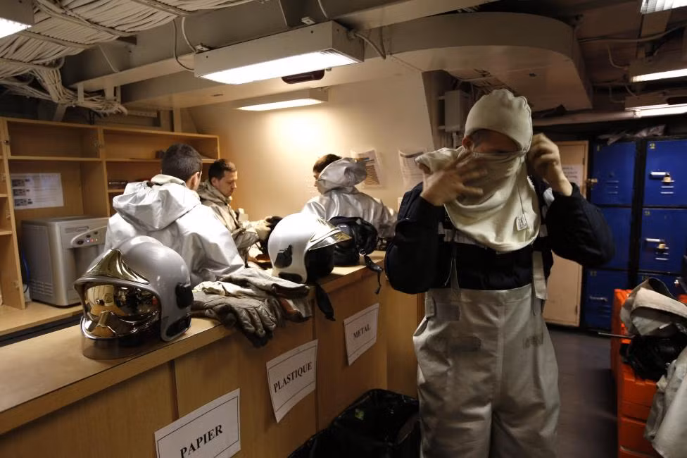 Thành viên thủy thủ đoàn thay đồ trước khi làm nhiệm vụ ngày 28/1.