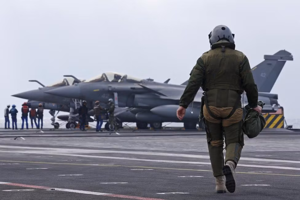 Một phi công đang tiến đến chiếc chiến đấu cơ Rafale trên tàu sân bay Charles de Gaulle ở Vịnh Ba Tư để lên đường thực hiện nhiệm vụ ngày 29/1/2016.