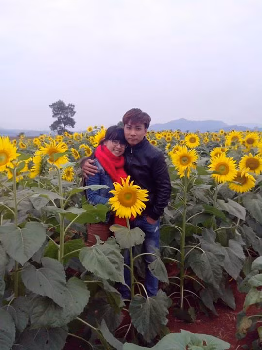 Không ít bạn trẻ đã có được những tấm hình tuyệt đẹp, khoảnh khắc thú vị với cánh đồng bạt ngàn hoa hướng dương.