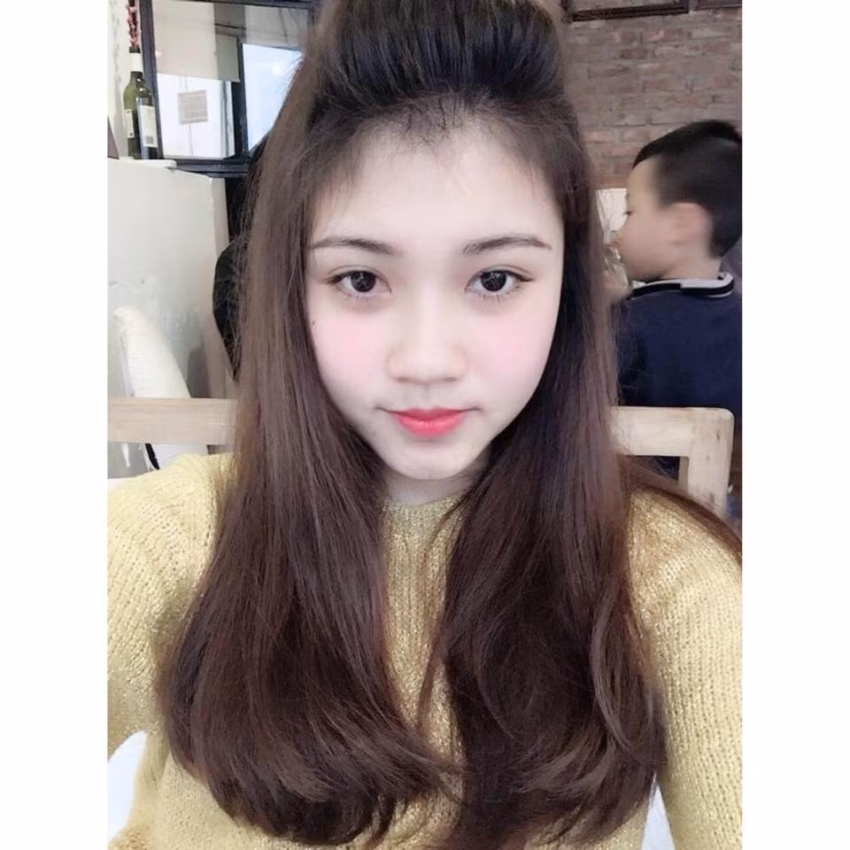 Dự đoán của một số dân mạng về cô giáo tiểu học là rất chính xác. Cô giáo trẻ rất xinh đẹp và ngoài giờ lên lớp, giảng bài cho học sinh cũng có nhiều khoảnh khắc nhí nhảnh, những sở thích đáng yêu giống nhiều 9X khác.