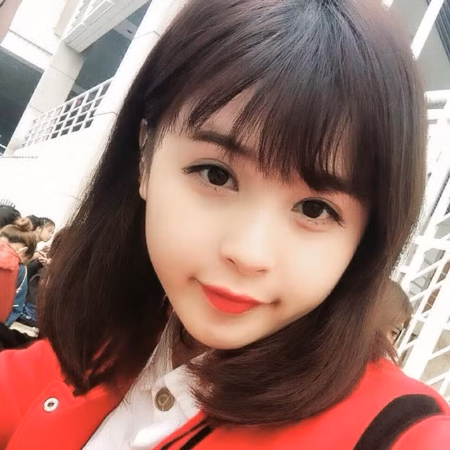 Bên cạnh đó, Hương Thảo cũng kết hợp kinh doanh trên mạng. Mặt hàng cô bạn bán là quần áo và mỹ phẩm.