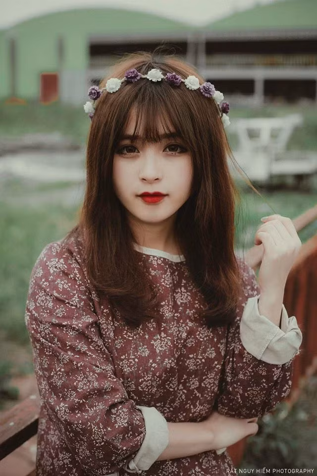 Cô gái xinh đẹp khiến dân mạng phát sốt trên có cái tên khá lạ Ma Hương Thảo, sinh năm 1994, đang là sinh viên Đại học Văn hóa, Hà Nội.