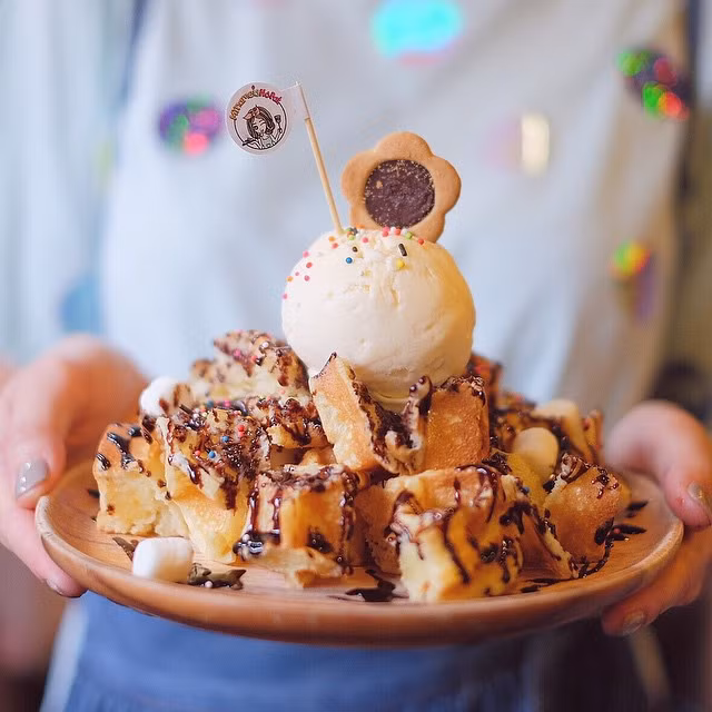 Ngon, đẹp mắt là một chuyện, giá thành của những món ăn mà Napat bán ra cũng rất hấp dẫn các bạn trẻ. Với mức giá trung bình từ 40-60 bath (khoảng 25-40 nghìn đồng), cho một món ăn nhẹ, quán ăn của hot girl vừa xinh vừa đảm đang này luôn có đông những thực khách trẻ tuổi.