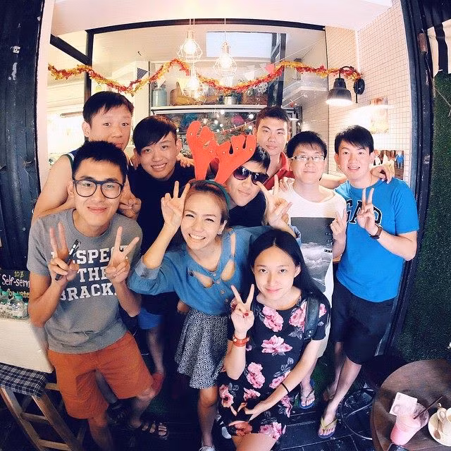 Cộng sự của Napat cũng là những người còn rất trẻ. Với cá tính đặc biệt, lối sống luôn tràn ngập năng lượng và sự thông minh của mình, hot girl Napat luôn truyền cảm hứng tốt cho bạn bè, cộng sự của mình để cùng nhau đi đến thành công.