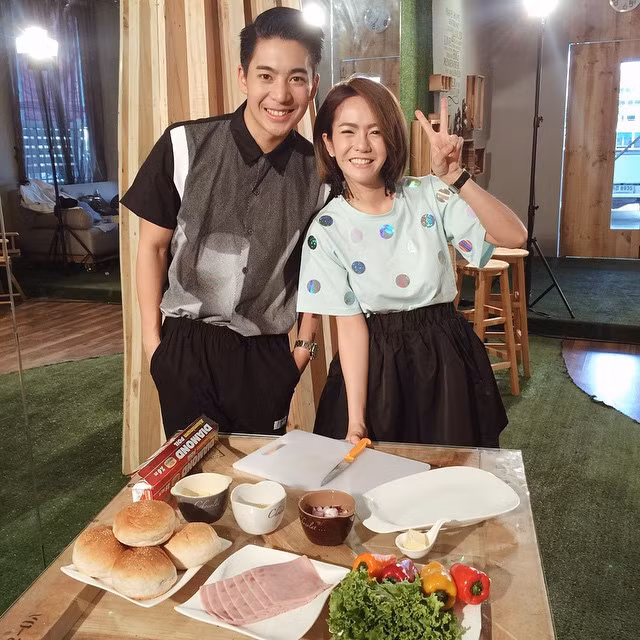 Cô nàng 9X cũng là một người lãnh đạo, một dạy nấu ăn rất giỏi. Ngoài ra Napat còn là một blogger ẩm thực với tài sắp xếp, trang trí và chụp hình món ăn đẹp mê ly.