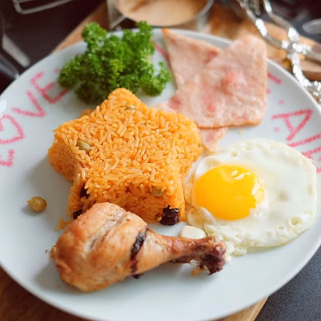 Những món "tủ" của Napat gây "nghiện" với nhiều bạn trẻ ở Bangkok có thể kể đến: cơm gà ánh sao, bánh mì nướng bơ trứng, các loại bánh ngọt có mùi vị, màu sắc cực hấp dẫn...