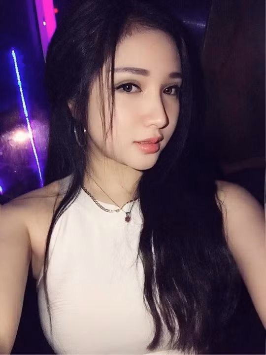 Một số người dành cả những từ ngữ rất mỹ miều để mô tả vẻ đẹp của cô đồng 9X, đặt cho cô những biệt danh rất "kêu" như Cô đồng xinh đẹp nhất Việt Nam, mỹ nhân cô đồng...