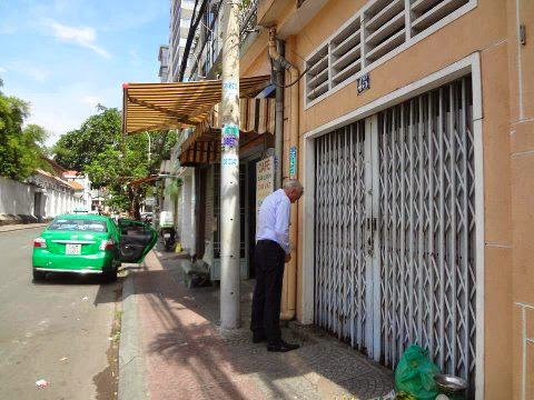  Khách Tây đến Việt Nam du lịch vốn được khen ngợi là rất văn minh. Nhưng cảnh ông Tây vô tư "giải quyết nỗi buồn" trước cửa nhà dân bản địa như thế này chắc chắn cũng gây ảnh hưởng tới hình ảnh chung của khách du lịch.