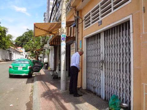  Khách Tây đến Việt Nam du lịch vốn được khen ngợi là rất văn minh. Nhưng cảnh ông Tây vô tư "giải quyết nỗi buồn" trước cửa nhà dân bản địa như thế này chắc chắn cũng gây ảnh hưởng tới hình ảnh chung của khách du lịch.