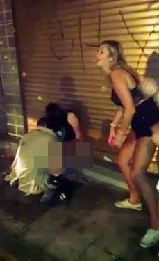 Hành động của đôi trai gái người nước ngoài gây kinh ngạc cho những người đi lại trên phố. Và dù có rất nhiều người đến gần, bày trò trêu chọc nhưng cặp đôi vẫn thoải mái "mây mưa" với nhau. Vụ việc gây tranh cãi về lối sống tự do, thoáng đạt quá mức.