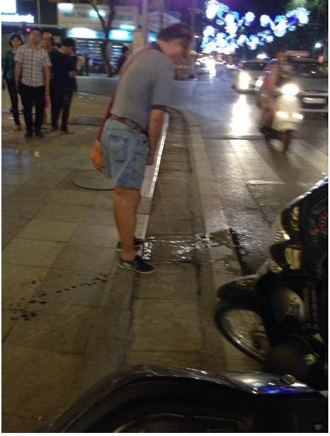 Tối 29/3, cảnh tượng một ông Tây tè bậy trên phố Tràng Tiền, Hà Nội khiến nhiều người dân hết sức kinh ngạc. Ông Tây trong trạng thái say khướt, đi loạng choạng và còn đến sát lề đường, hướng mặt ra phía ngoài để giải quyết việc của mình, bất chấp dòng người đang qua lại nườm nượp.