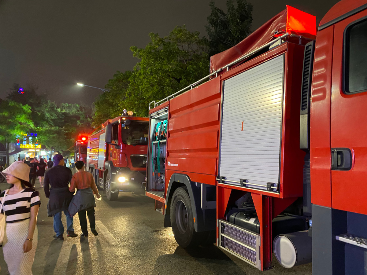 Chay bot thu ve vao den Ngoc Son, du khach hoang so-Hinh-2