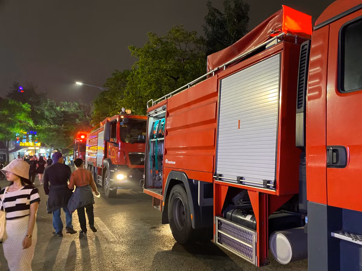 Chay bot thu ve vao den Ngoc Son, du khach hoang so-Hinh-2