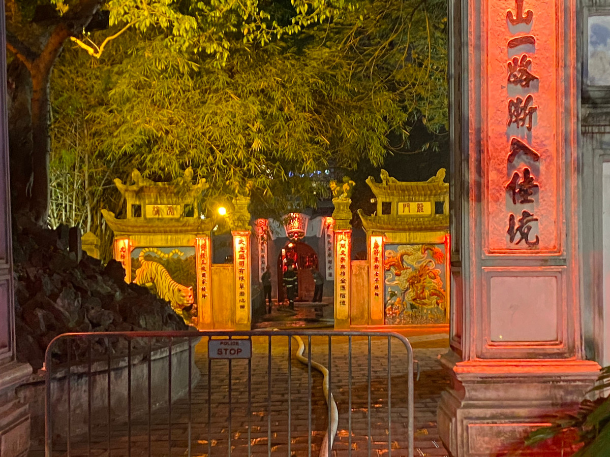 Chay bot thu ve vao den Ngoc Son, du khach hoang so