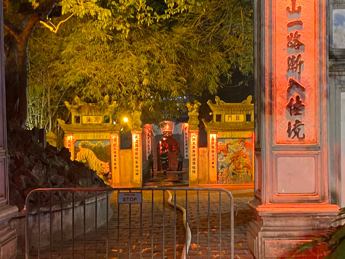 Chay bot thu ve vao den Ngoc Son, du khach hoang so