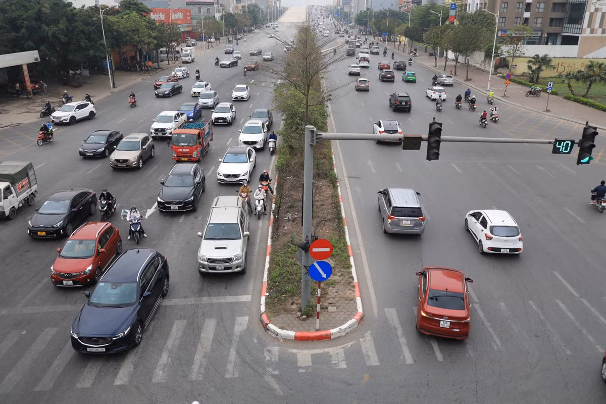 Theo phương án tổ chức giao thông mới, từ ngày 11/3, các phương tiện bị cấm rẽ trái từ đường Đàm Quang Trung (hướng cầu Vĩnh Tuy đi quốc lộ 5) rẽ trái vào đường Cổ Linh để đi đê Long Biên - Xuân Quan và cấm rẽ trái từ đường Đàm Quang Trung (hướng quốc lộ 5 đi cầu Vĩnh Tuy) rẽ trái vào đường Cổ Linh để đi Thạch Bàn.