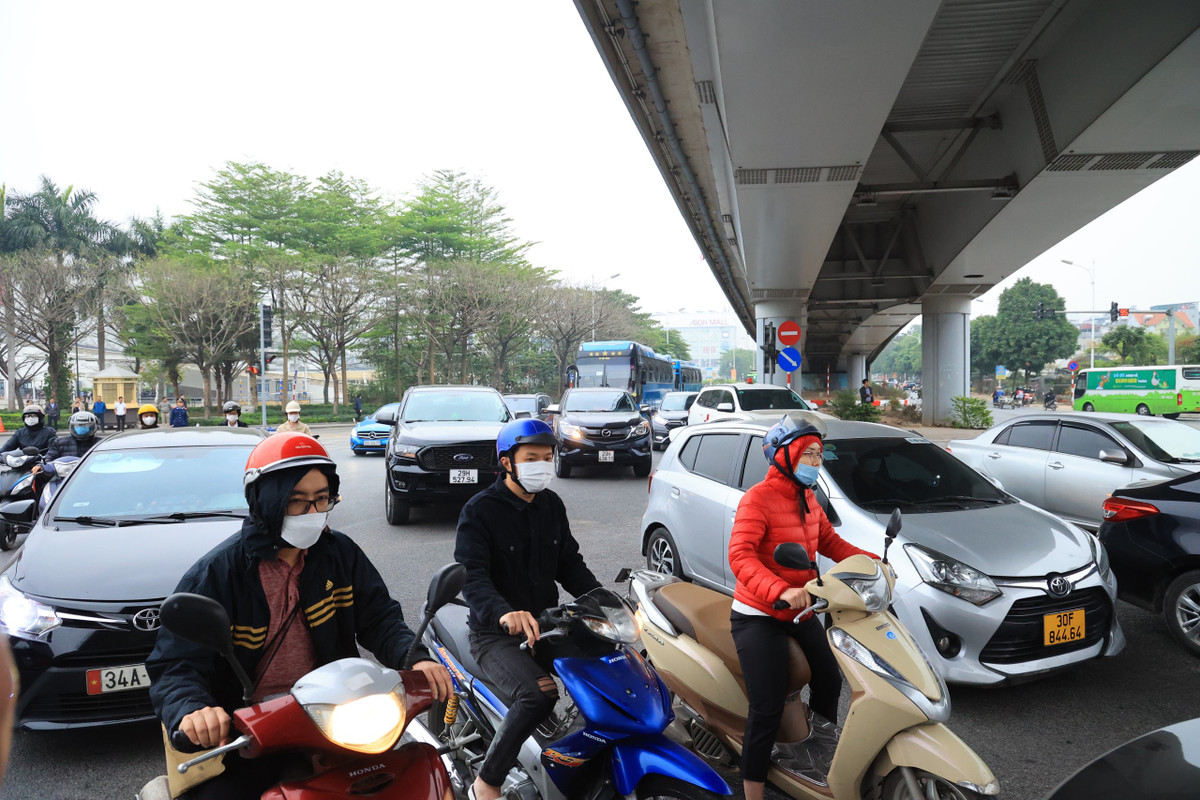 Do chưa quen với biển báo mới, một số phương tiện vẫn còn lúng túng khi di chuyển qua khu vực nút giao Cổ Linh - Đàm Quang Trung.