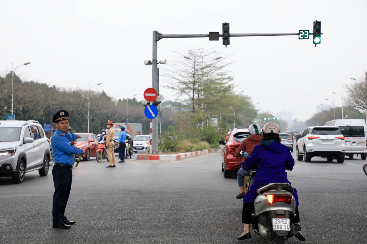 Thanh tra Sở Giao thông Vận tải Hà Nội bố trí lực lượng hướng dẫn giao thông cho các phương tiện lưu thông theo phương án điều chỉnh mới.