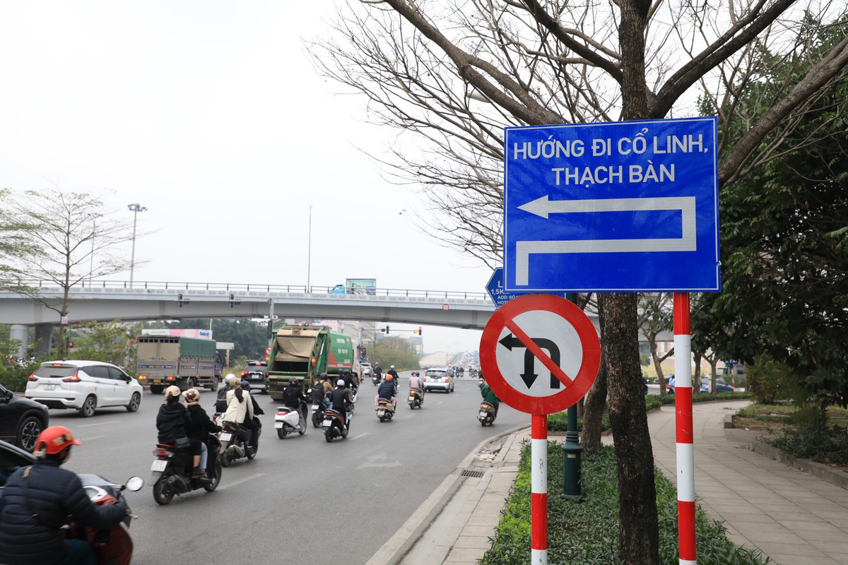 Cấm các phương tiện rẽ trái từ đường Đàm Quang Trung (hướng quốc lộ 5 đi cầu Vĩnh Tuy) rẽ trái vào đường Cổ Linh để đi Thạch Bàn.