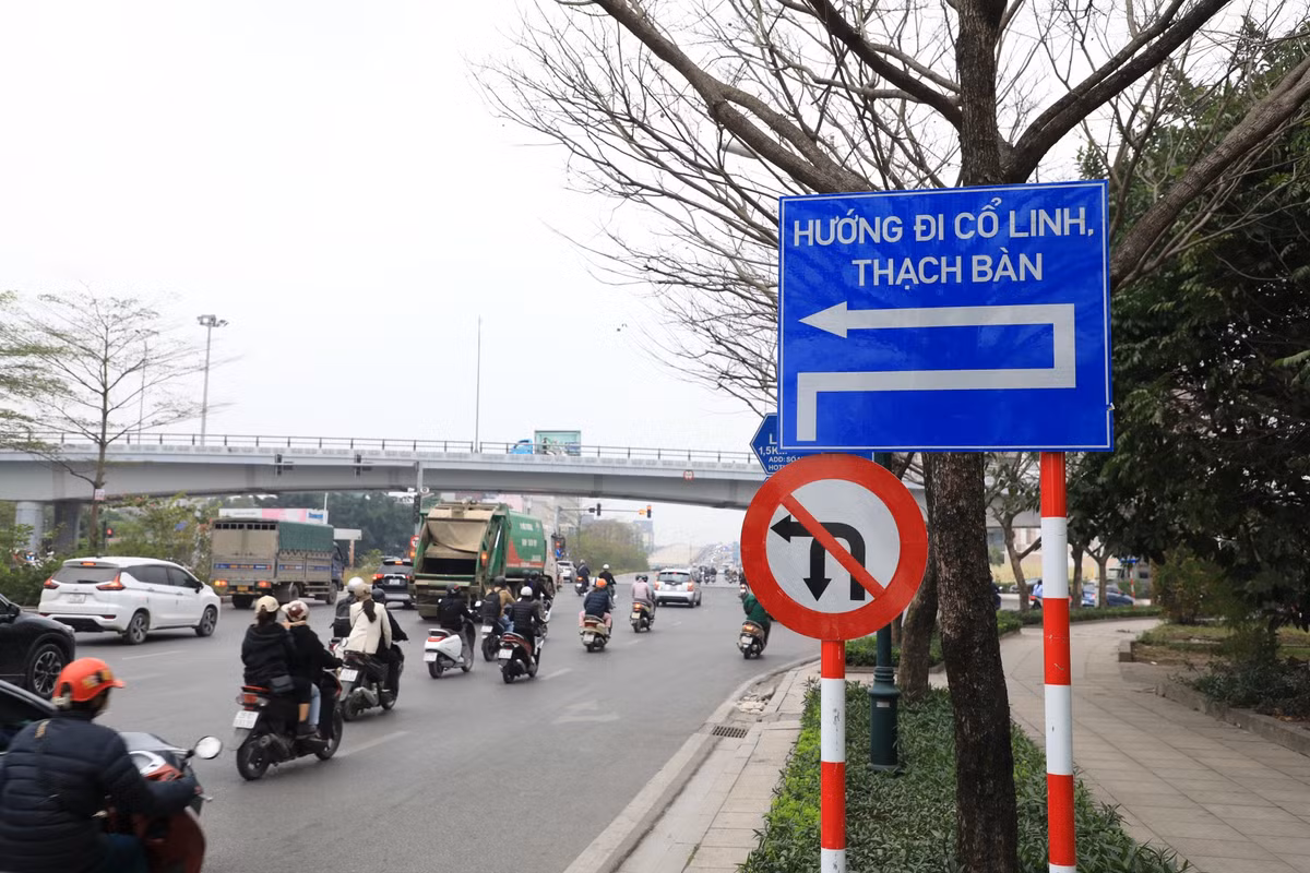 Cấm các phương tiện rẽ trái từ đường Đàm Quang Trung (hướng quốc lộ 5 đi cầu Vĩnh Tuy) rẽ trái vào đường Cổ Linh để đi Thạch Bàn.