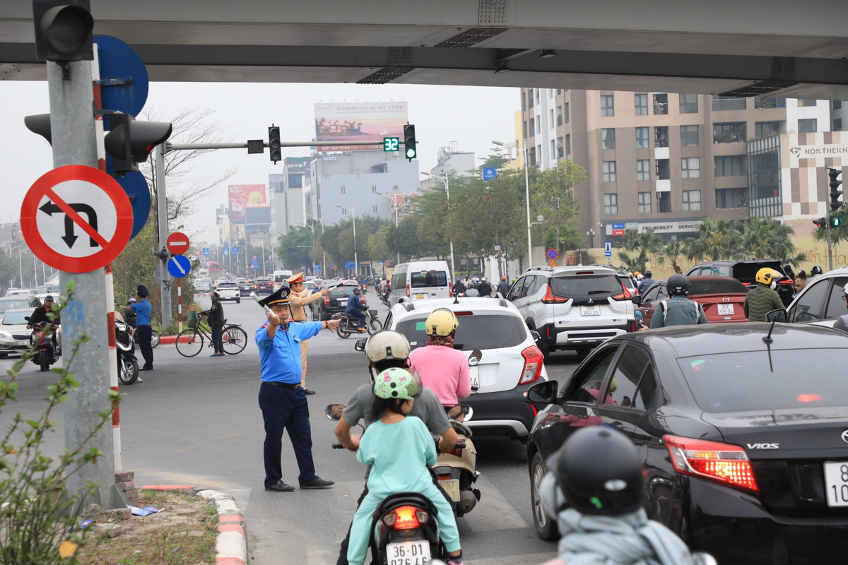 Theo đó, lực lượng chức năng vừa tuyên truyền vừa hướng dẫn người dân di chuyển theo hướng điều chỉnh này.