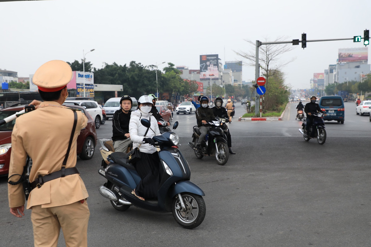 Các phương tiện đi theo hướng: Từ Đàm Quang Trung rẽ phải vào đường Cổ Linh, và quay đầu tại điểm mở dải phân cách trên đường Cổ Linh (trước ngõ 64), đi thẳng qua nút để đi hướng Thạch Bàn.