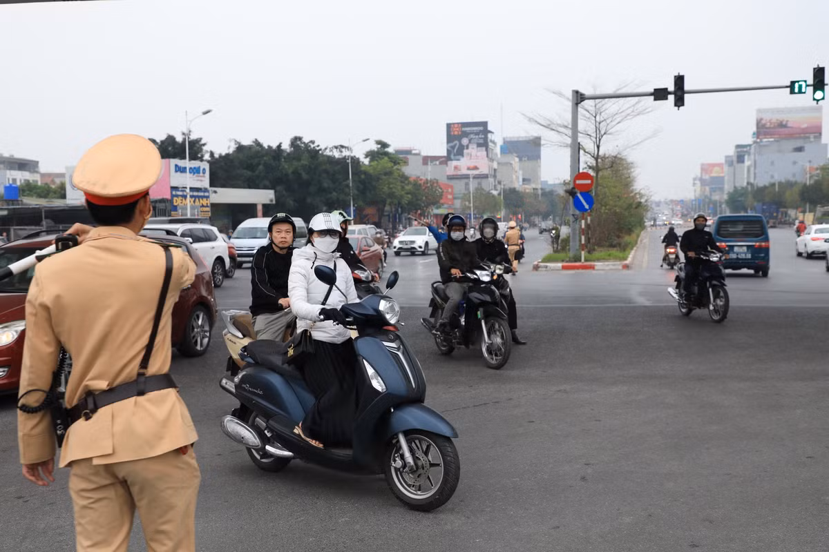 Các phương tiện đi theo hướng: Từ Đàm Quang Trung rẽ phải vào đường Cổ Linh, và quay đầu tại điểm mở dải phân cách trên đường Cổ Linh (trước ngõ 64), đi thẳng qua nút để đi hướng Thạch Bàn.