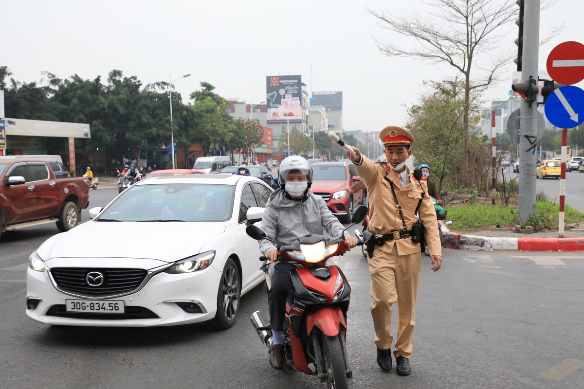 Các phương tiện đi theo hướng: Đi thẳng qua nút trên đường Đàm Quang Trung, quay đầu tại nút đèn trên đường Đàm Quang Trung sau đó rẽ phải vào đường Cổ Linh.
