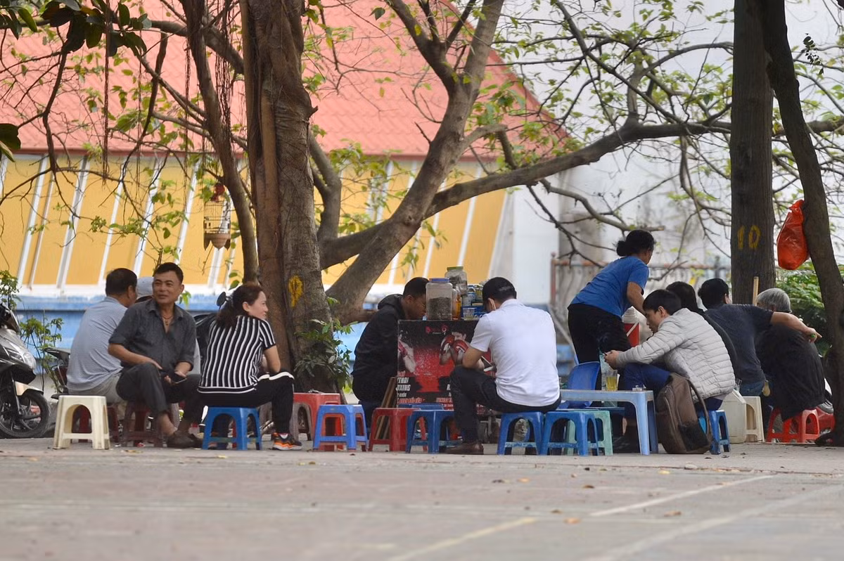 Xung quanh công viên người dân tổ chức họp chợ, kinh doanh, mở bãi xe dù không được cấp phép.